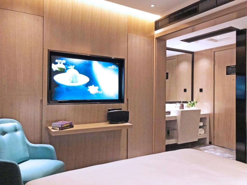TV a/nebo společenská místnost v ubytování Paco Hotel Guangzhou Baiyun Airport Liantang Metro