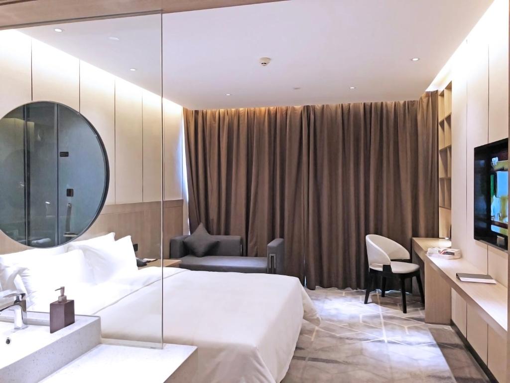 Postel nebo postele na pokoji v ubytování Paco Hotel Guangzhou Baiyun Airport Liantang Metro