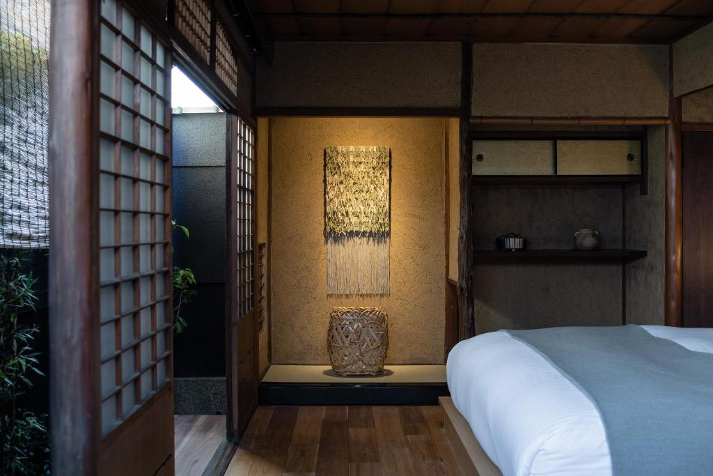 Postel nebo postele na pokoji v ubytování Nazuna Kyoto Gosho