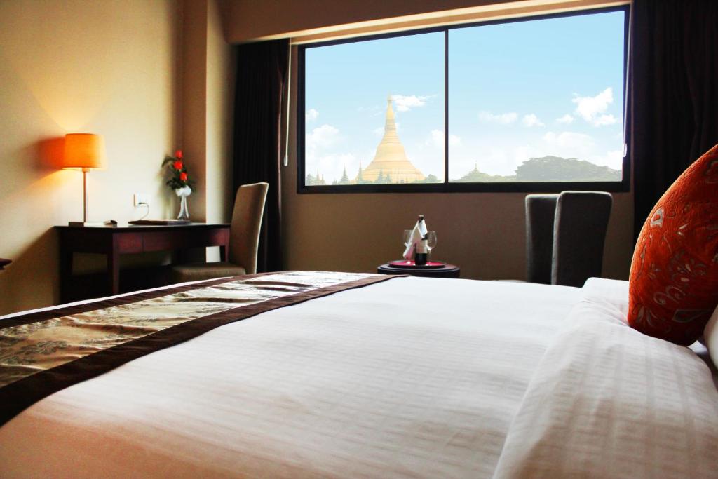 Postel nebo postele na pokoji v ubytování Summit Parkview Yangon