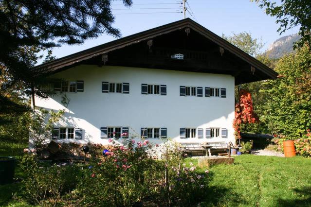 una gran casa blanca con techo negro en Windshausen 84 en Nußdorf am Inn