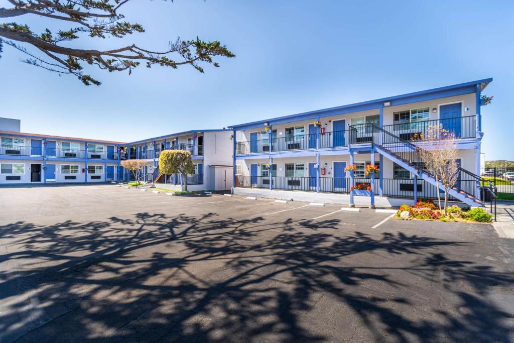 un parcheggio vuoto di fronte a un edificio di SureStay Hotel by Best Western Seaside Monterey a Seaside