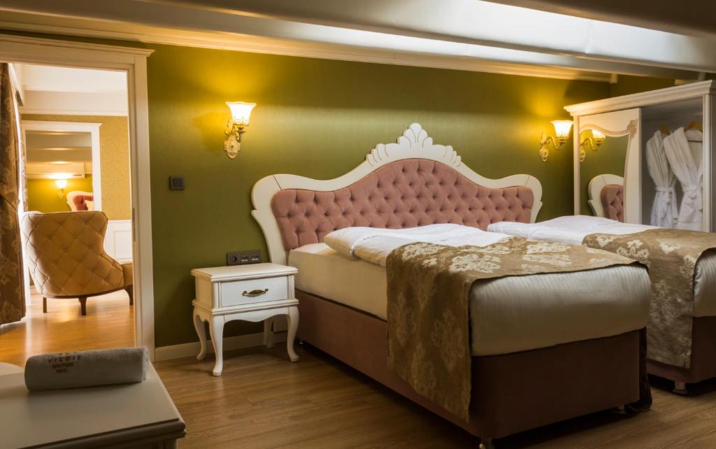 A bed or beds in a room at Yildiz Life Hotel