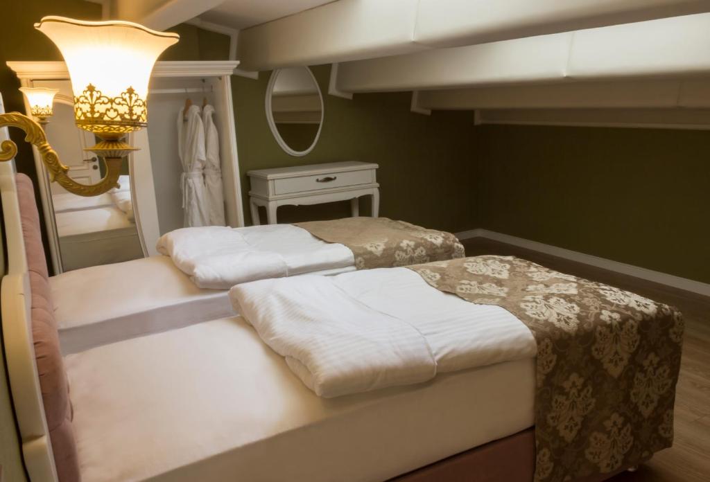 A bed or beds in a room at Yildiz Life Hotel