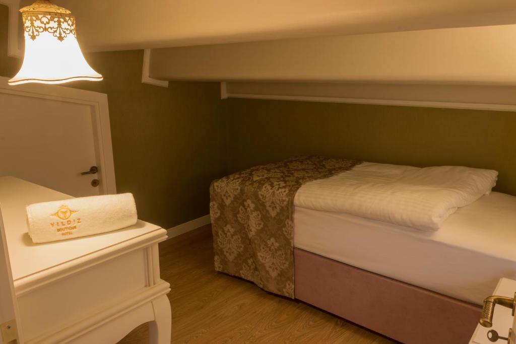 A bed or beds in a room at Yildiz Life Hotel