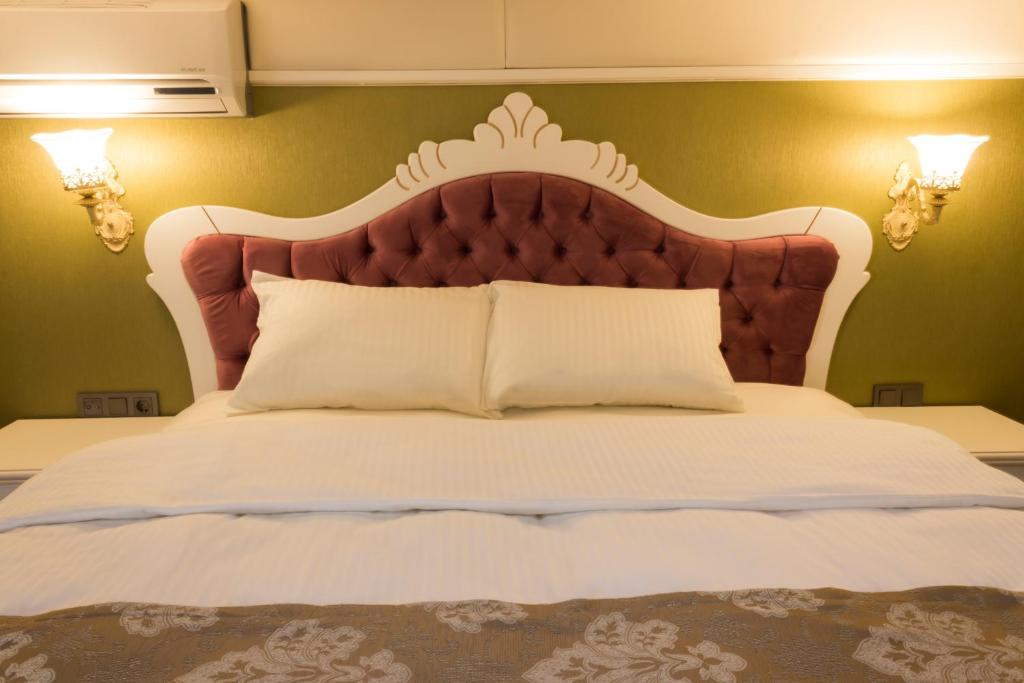 A bed or beds in a room at Yildiz Life Hotel