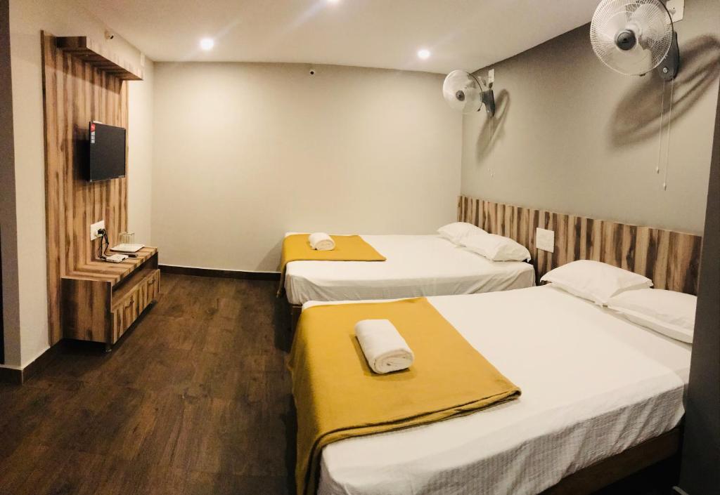 Postel nebo postele na pokoji v ubytování Sharada Residency