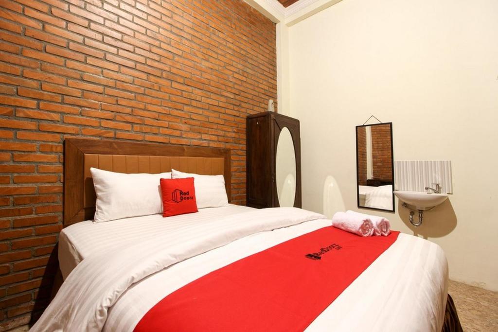 Postel nebo postele na pokoji v ubytování RedDoorz near AMIKOM Yogyakarta 2