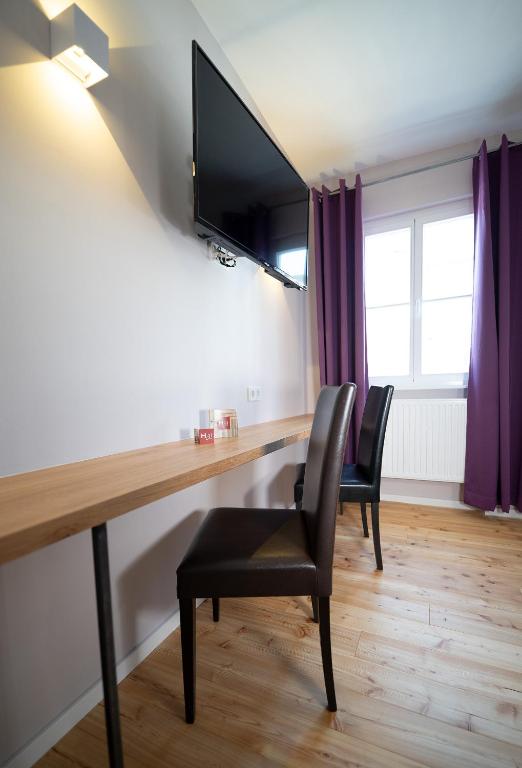 TV a/nebo společenská místnost v ubytování Hotel Alexander