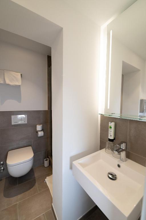 Koupelna v ubytování Hotel Alexander