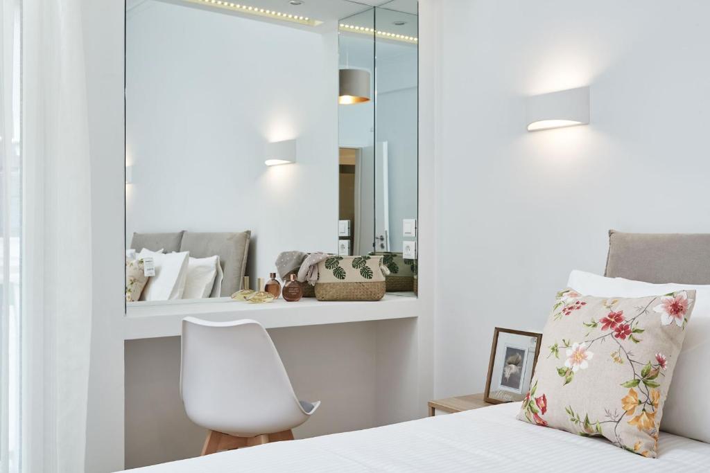 A bed or beds in a room at Luxurious Spacious Apt next to Hilton Hotel