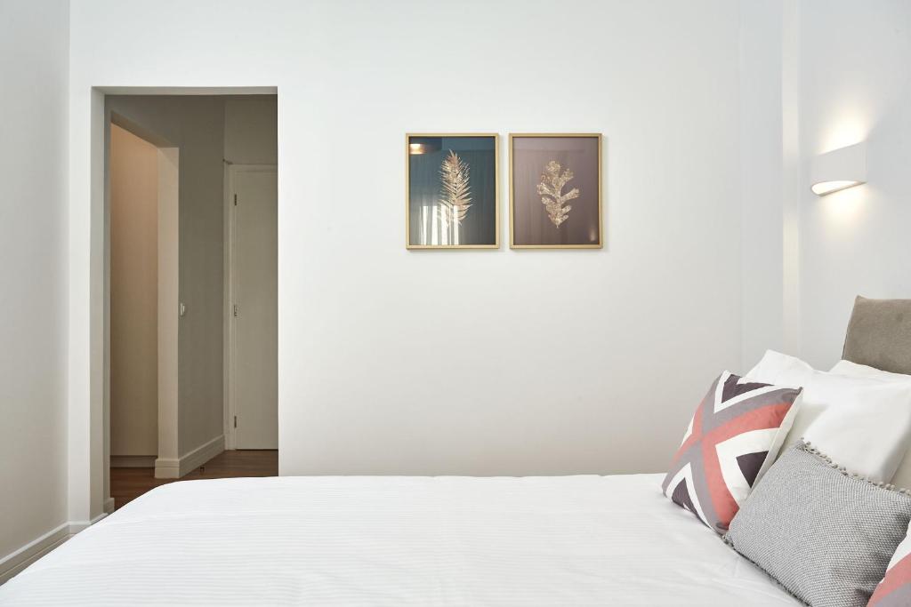 A bed or beds in a room at Luxurious Spacious Apt next to Hilton Hotel