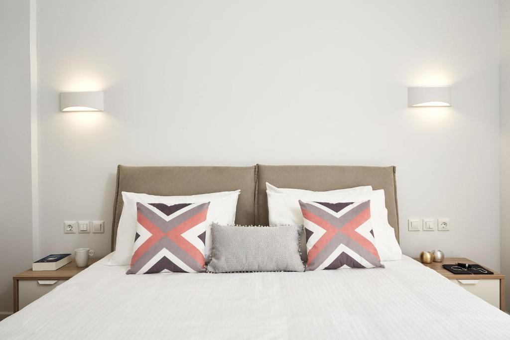 A bed or beds in a room at Luxurious Spacious Apt next to Hilton Hotel