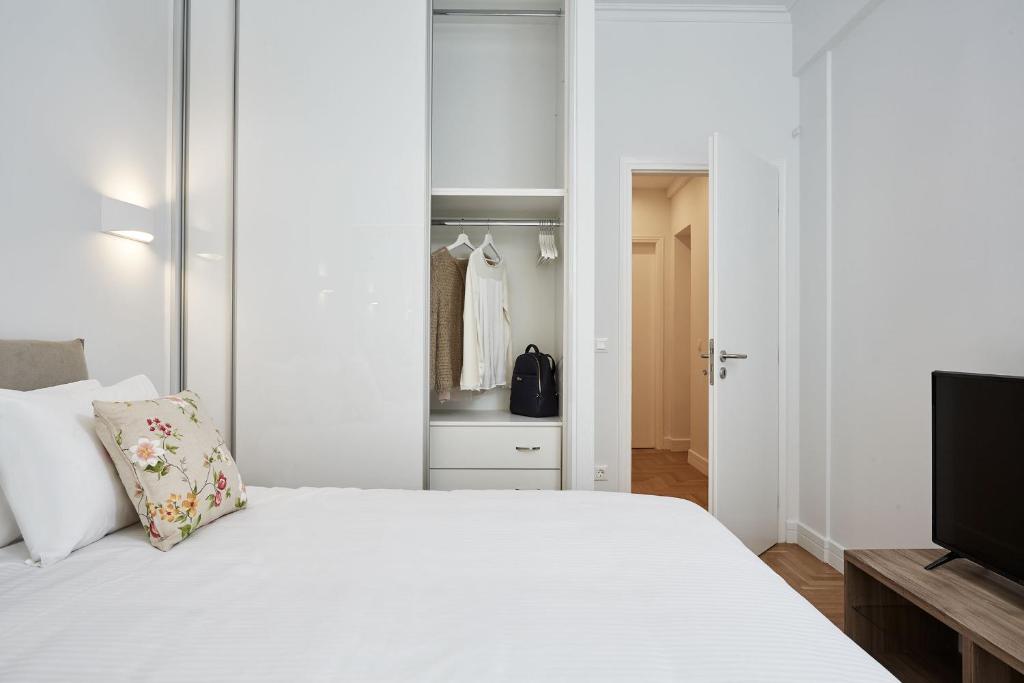 A bed or beds in a room at Luxurious Spacious Apt next to Hilton Hotel