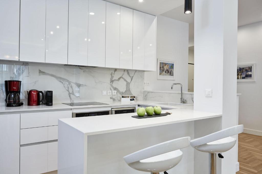 A kitchen or kitchenette at Luxurious Spacious Apt next to Hilton Hotel