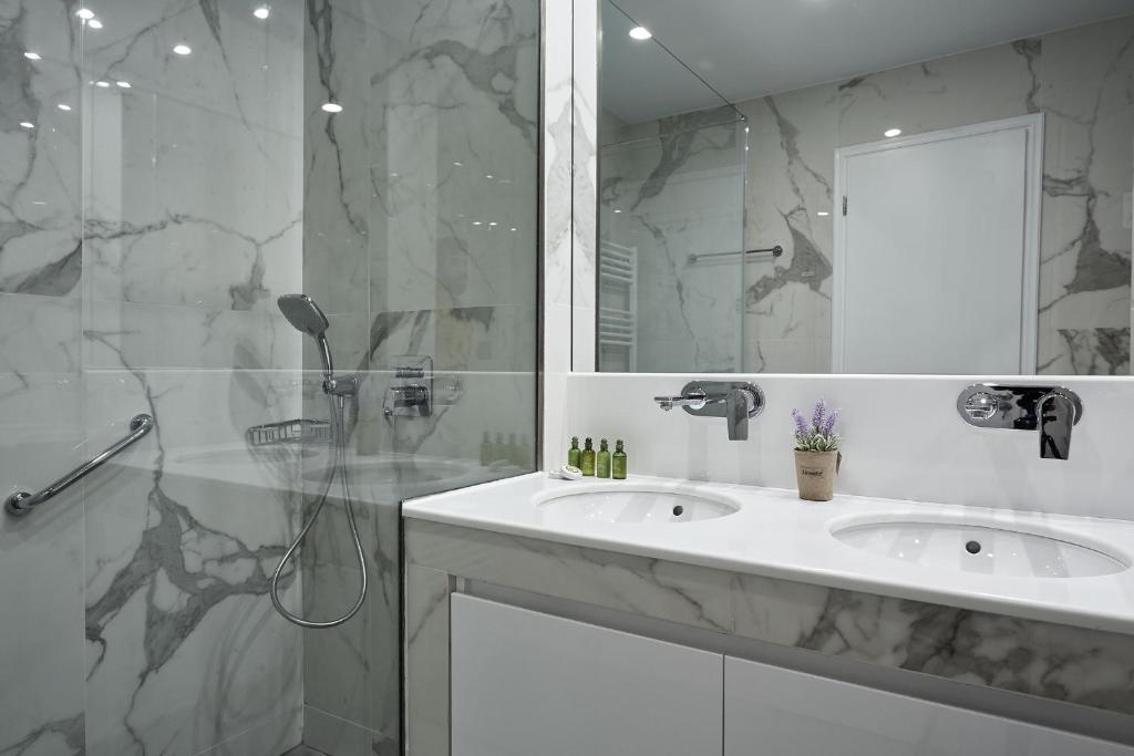 A bathroom at Luxurious Spacious Apt next to Hilton Hotel