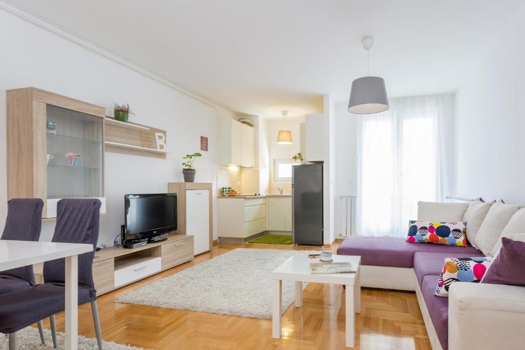 Cute and Sunny Studio with Balcony & Free Parking - Apartamento Estudio