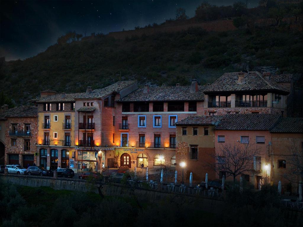 un grupo de edificios en una ciudad por la noche en Hotel Santa Maria de Alquezar, en Alquézar