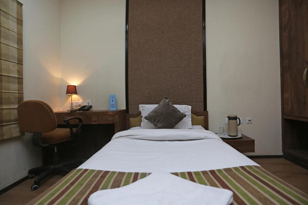 Postel nebo postele na pokoji v ubytování Hotel Rushabh Home