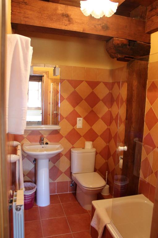 A bathroom at Casa Rural La Torre de Espinama