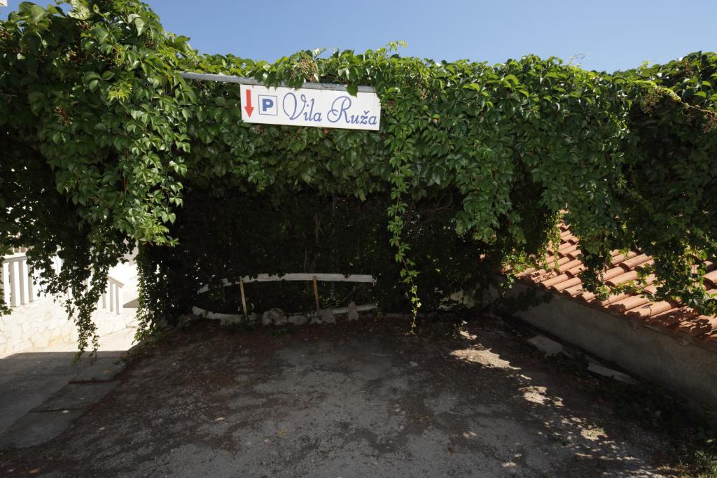 Vonkajšia záhrada v ubytovaní Villa Ruža