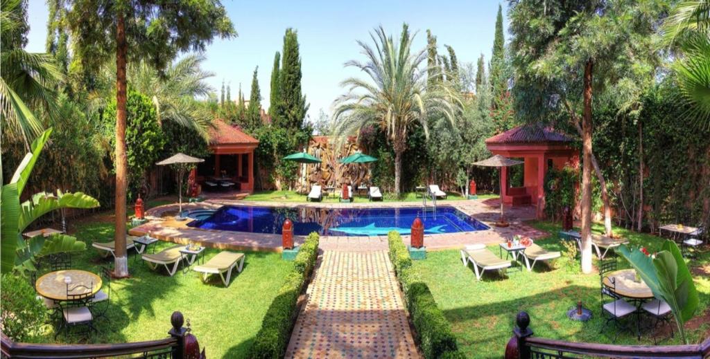 una imagen de un complejo con piscina en Palais Dar Ouladna en Marrakech