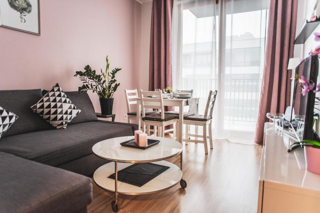 salon z kanapą i stołem w obiekcie Przy Mocaku w Krakowie