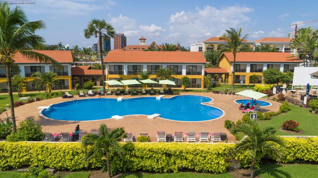 una imagen de una piscina en un complejo en Hotel Palm Beach en Pointe-Noire