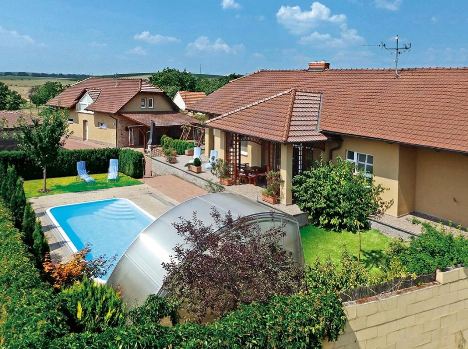 uma vista superior de uma casa com piscina em Chalupa na vinařské stezce em Starovičky