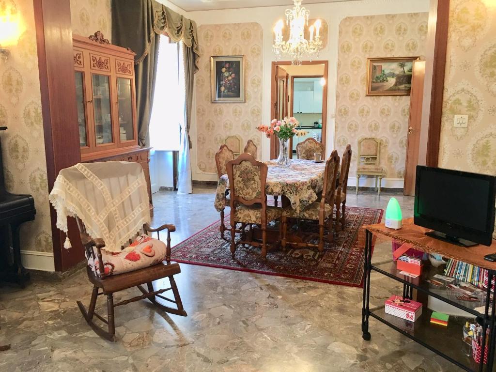 パルティニーコにあるCasa Vacanze LA CASA DI NANCYのリビングルーム(テーブル、椅子、テレビ付)