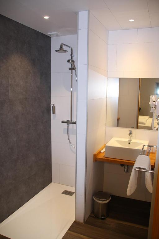Koupelna v ubytování RAVeL Hotel Cyrano