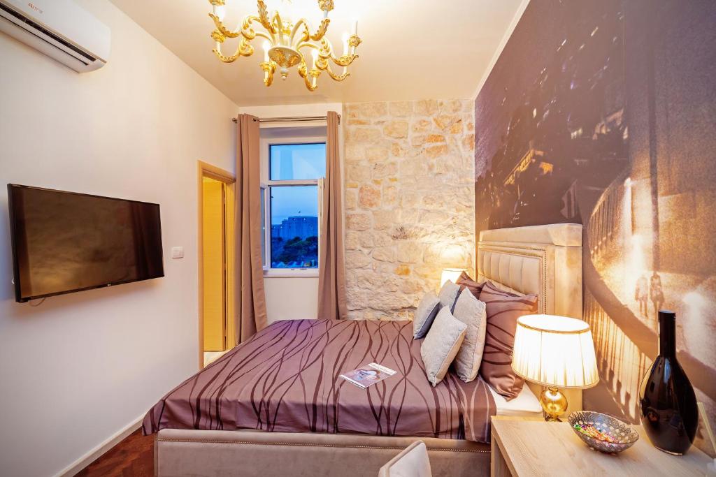 Televízia a/alebo spoločenská miestnosť v ubytovaní Seven Stars Accommodation Dubrovnik