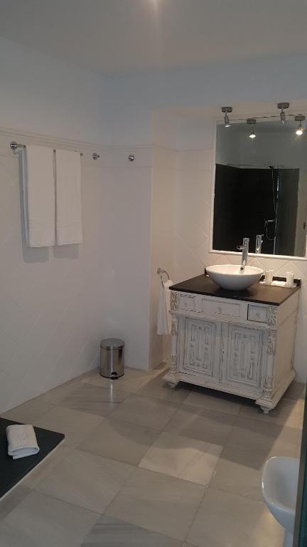 Basic Hotel Sevilla Catedral - Resim 35