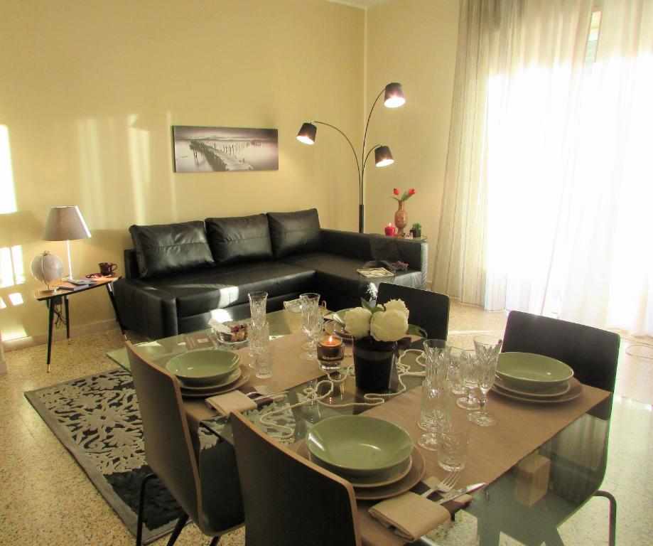 un soggiorno con tavolo e divano di Roby's House Casa Vacanze - Affiliato Best-Incoming a Viadanica Colognola