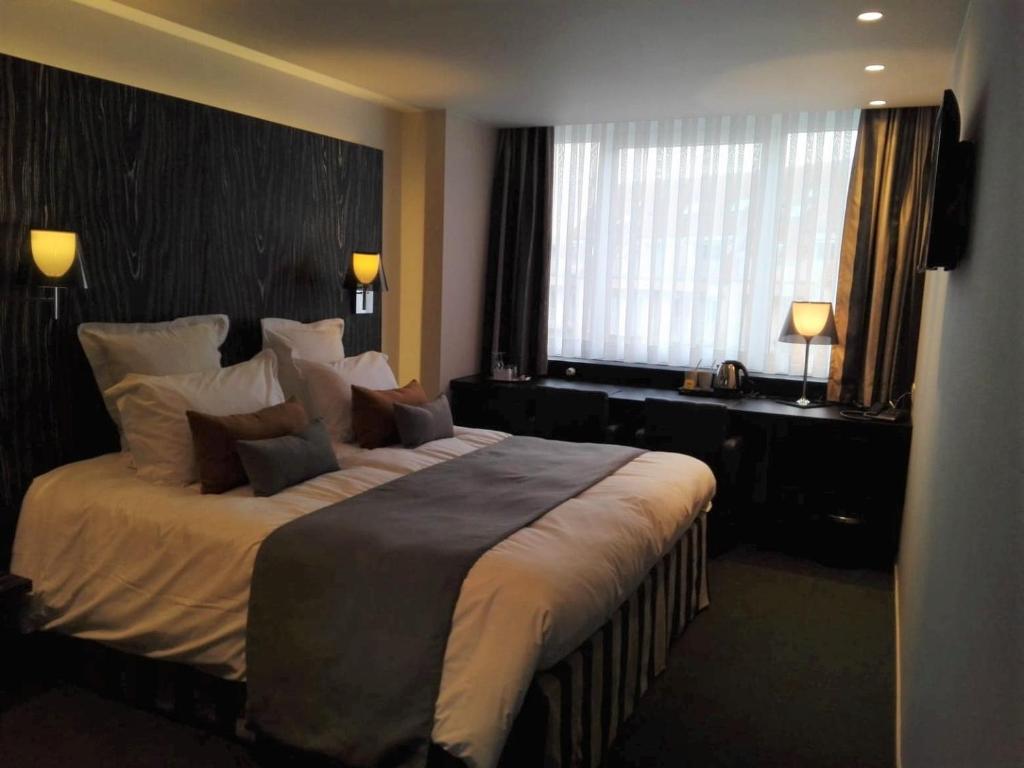 Postel nebo postele na pokoji v ubytování Hotel Royal