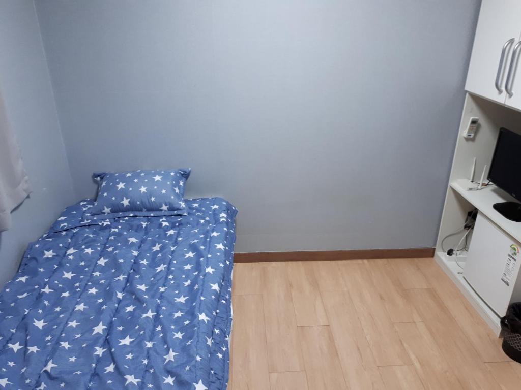 Postel nebo postele na pokoji v ubytování 울산 동구 조용한 숙소