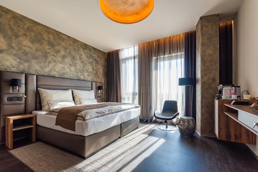 Un dormitorio con una cama y una ventana grande. en NUTREND World, en Olomouc