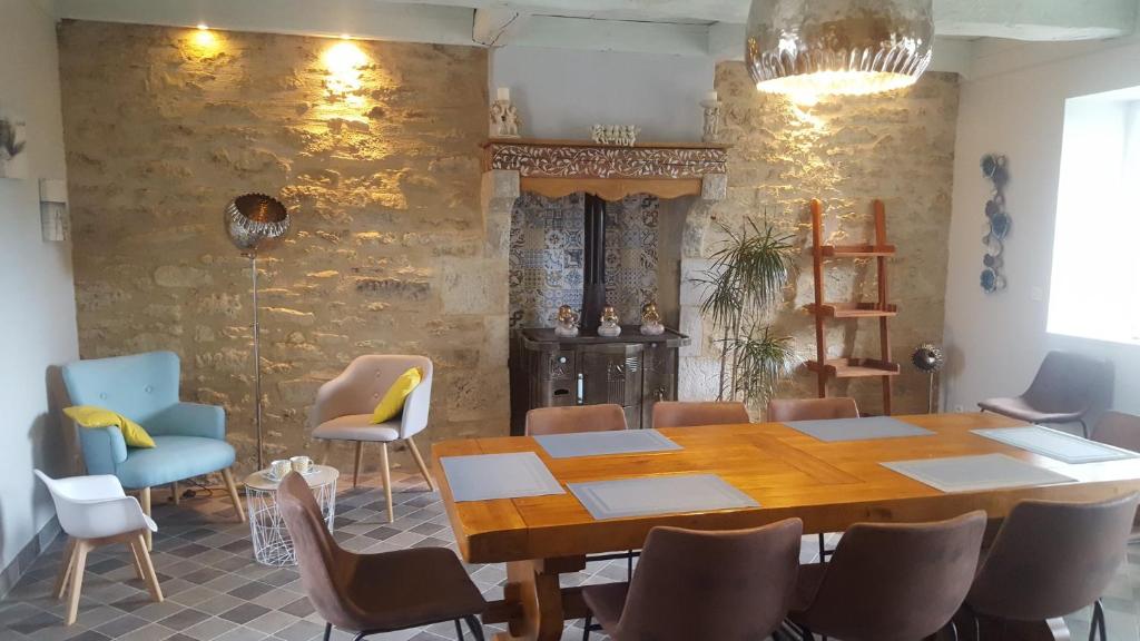 Restauracja lub miejsce do jedzenia w obiekcie Clos St Ange (Dinan-St Malo)