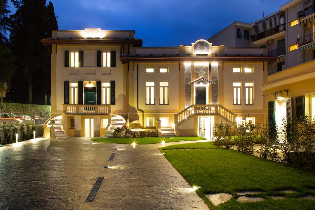 una grande casa con luci nel cortile di Villa 1900 a Santa Margherita Ligure