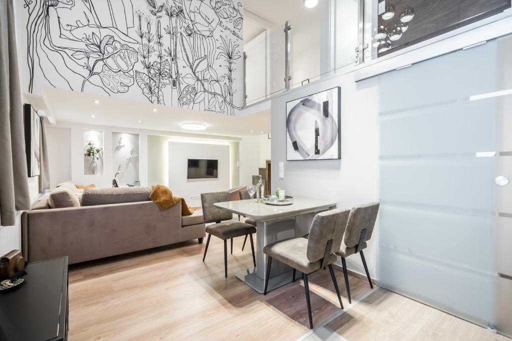 Televízia a/alebo spoločenská miestnosť v ubytovaní BpR Luxurious & Stylish Duplex Home