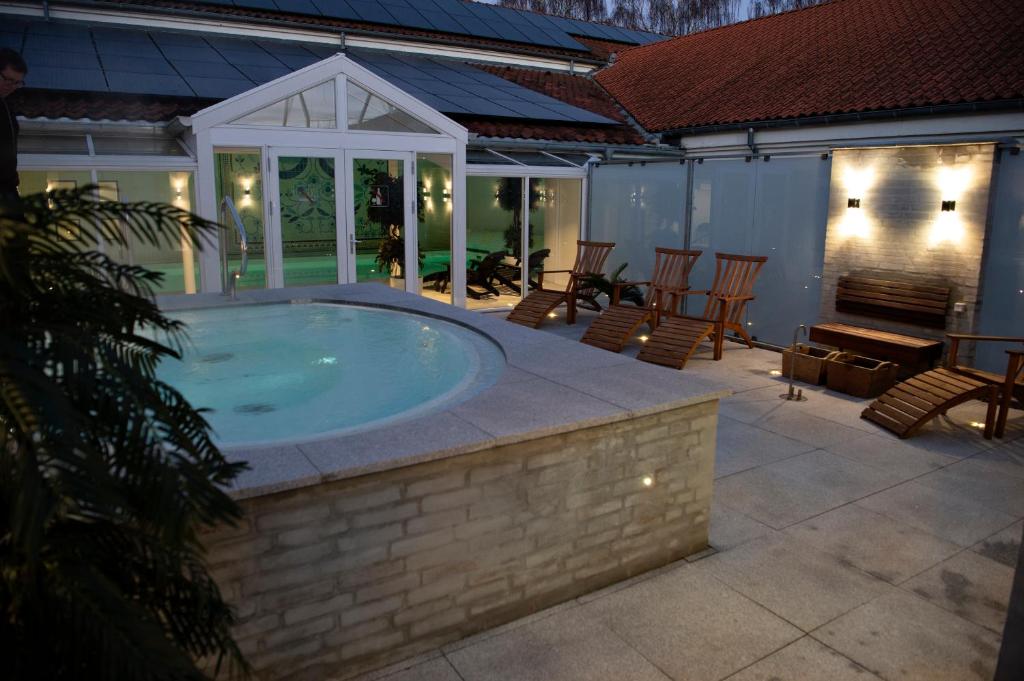 Bazén v ubytování Golf Hotel Viborg nebo v jeho okolí