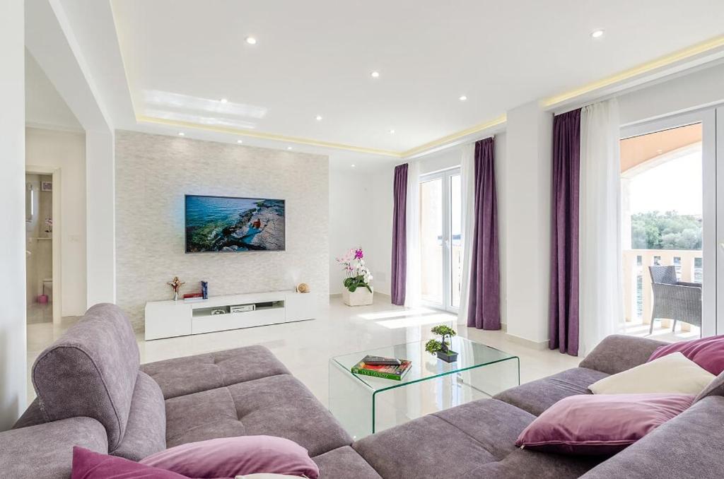 a living room with a couch and a glass table at KORČULA Antea Apartment in Prizba