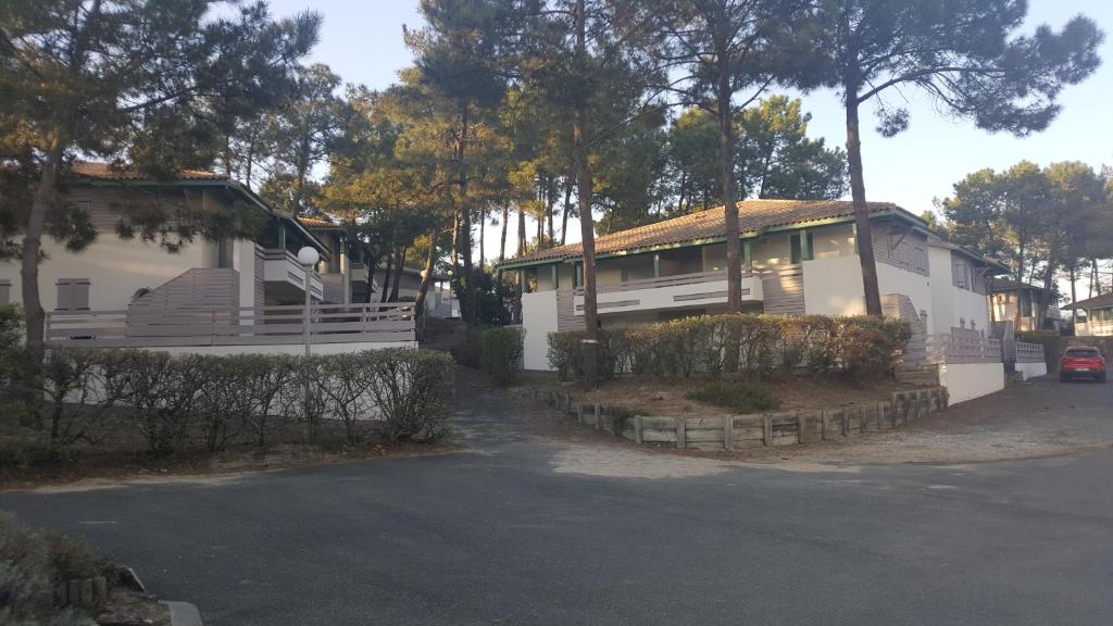 a house with a car parked in front of it at Appartement à deux pas de l ocean in Moliets-et-Maa