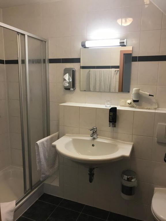 Koupelna v ubytování Hotel Gasthof Grüner Wald