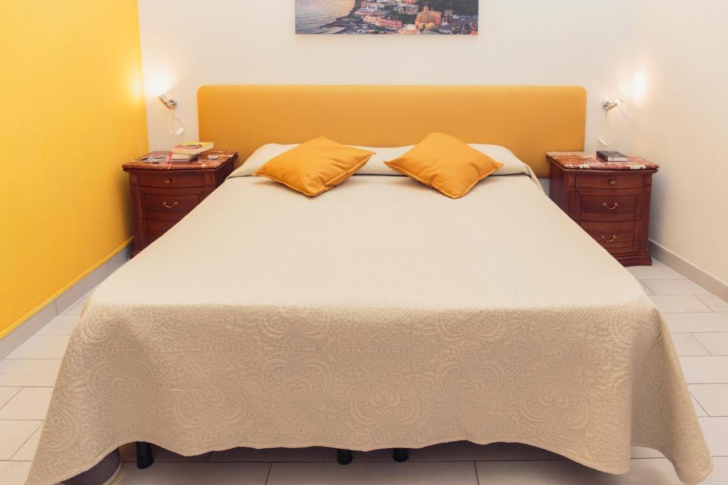 ナポリにあるPalazzo Carafa della Spinaのベッドルーム1室(大型ベッド1台、ナイトスタンド2台付)
