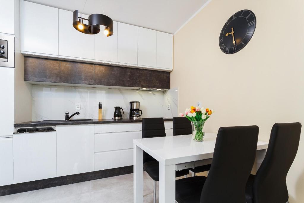 Kuchyňa alebo kuchynka v ubytovaní Apartments Kraków Zablocie by Noclegi Renters