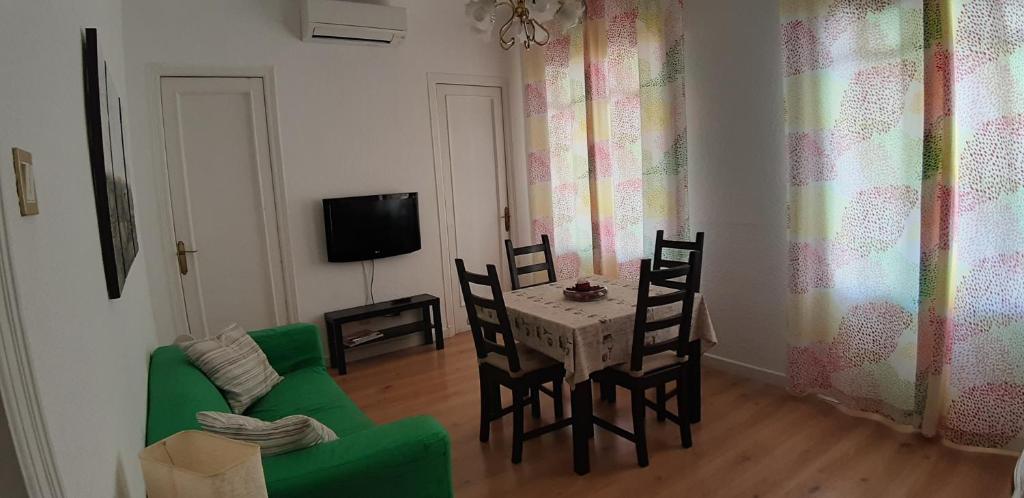A television and/or entertainment centre at Piso Zona Plaza España, junto a Montjuic,