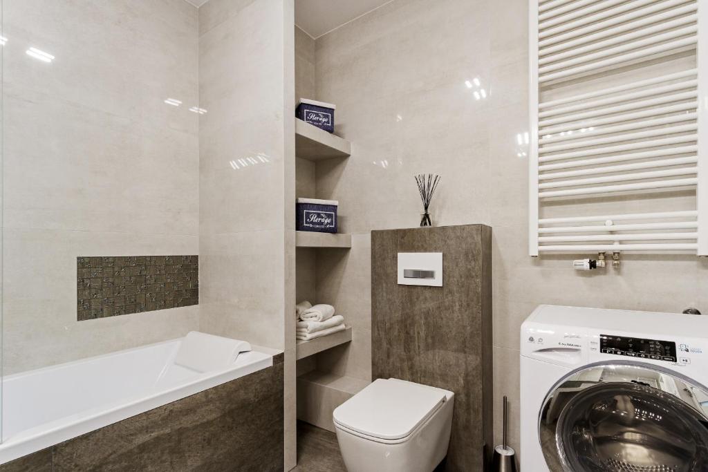 Kúpeľňa v ubytovaní Apartments Kraków Zablocie by Noclegi Renters