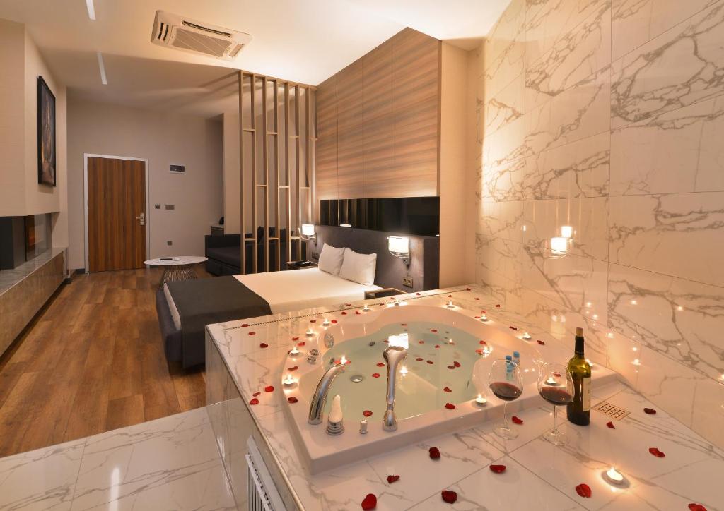 イスタンブールにあるNish İstanbul Suites & Hotelのバスルーム(バスタブ付)が備わるホテルルームです。