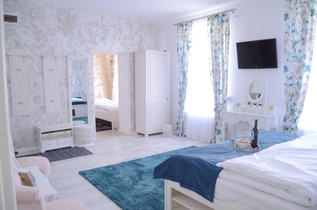 um quarto com uma cama e uma televisão na parede em Kaya Home em Sibiu